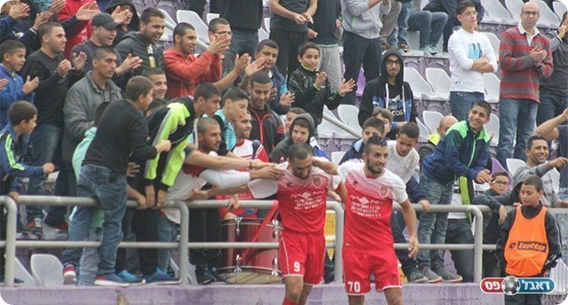 שחקני הכפר חוגגים עם הקהל (תאמר סרסור)